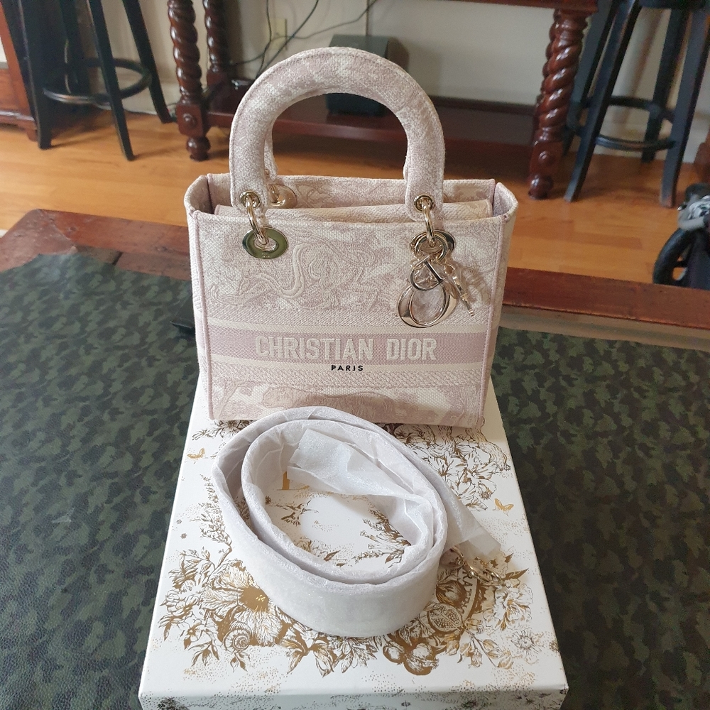 Authentic Christian Dior (Lady Dior) Canvas price is firm.no return except.